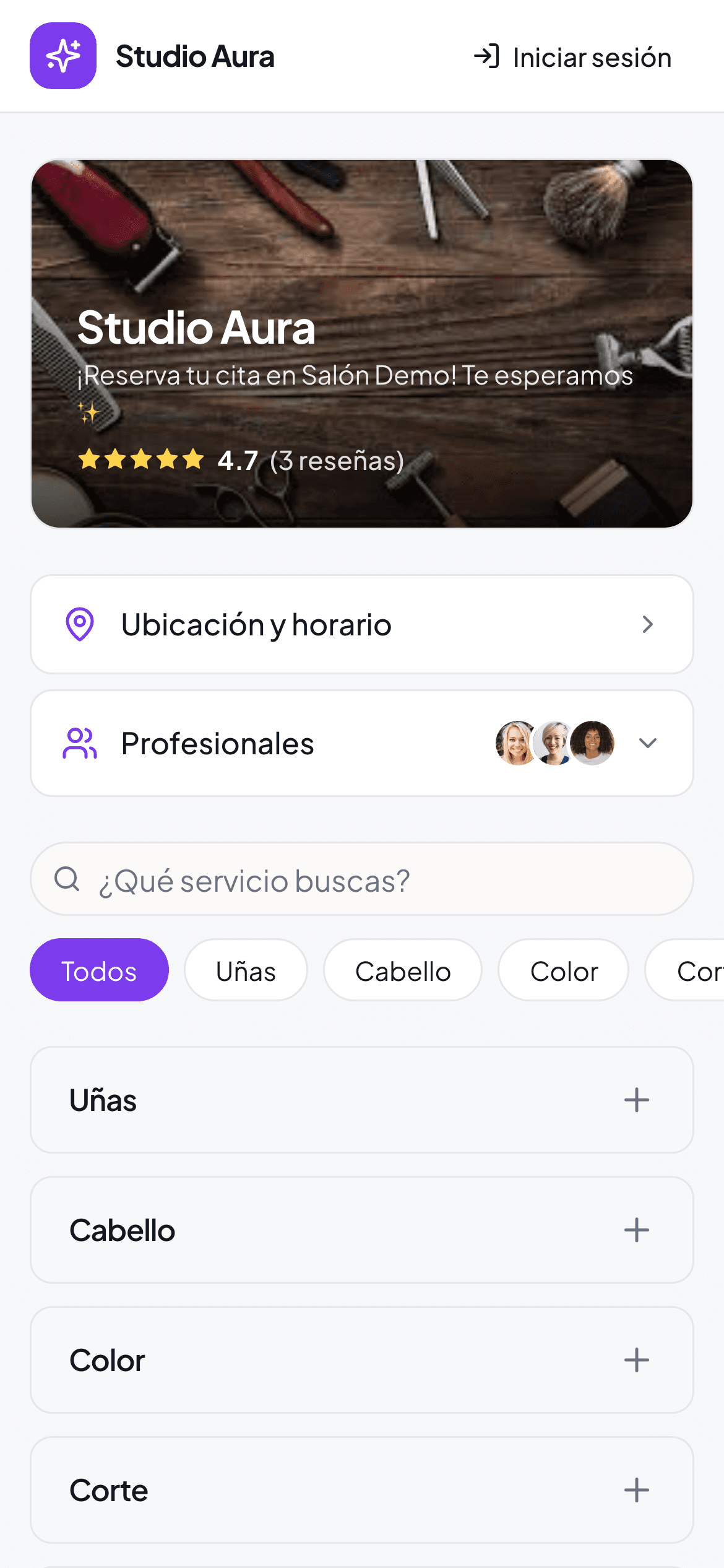 Sitio de reservas en el celular: la clienta elige servicio y horario con la marca del salón.