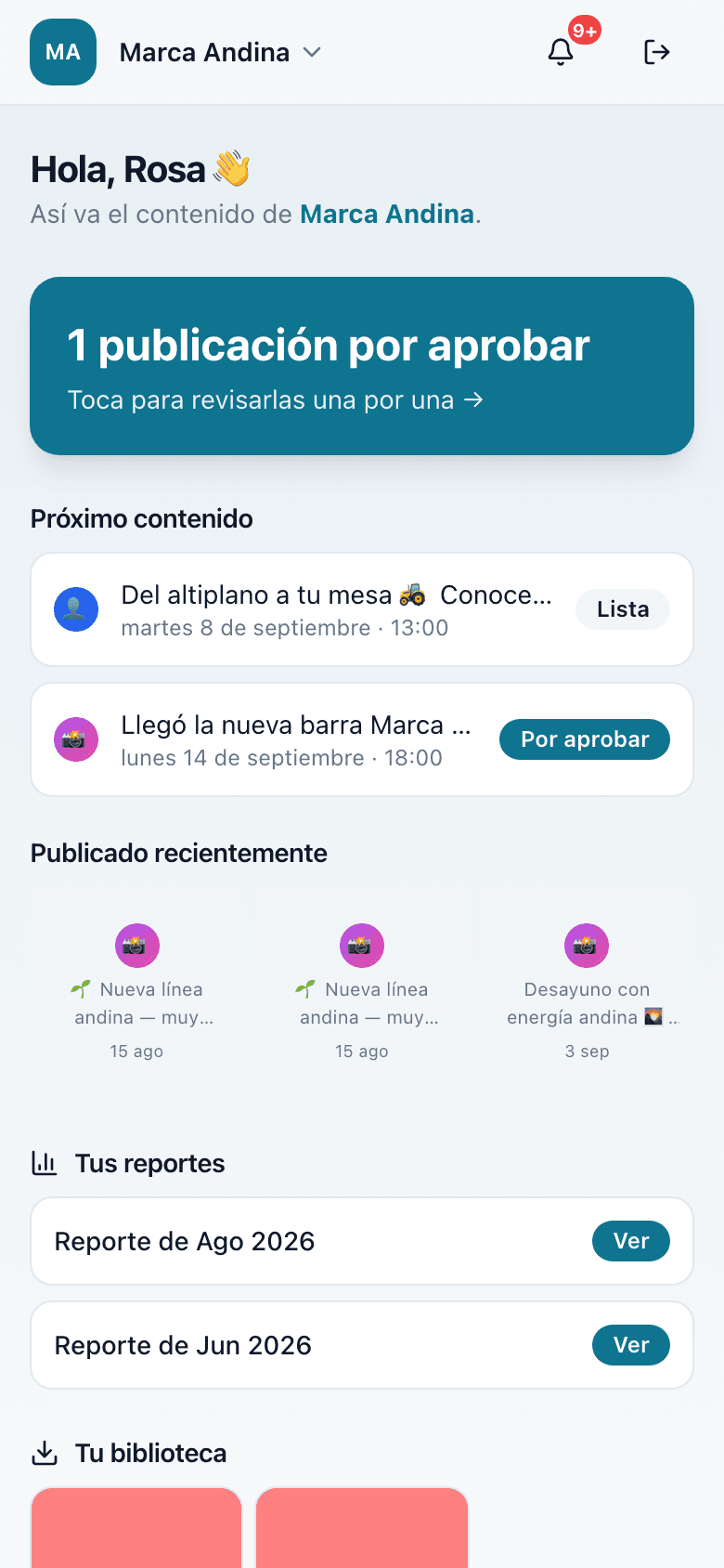 El portal del cliente en el celular, con los colores de su marca: lo que tiene por aprobar, su próximo contenido y sus reportes.