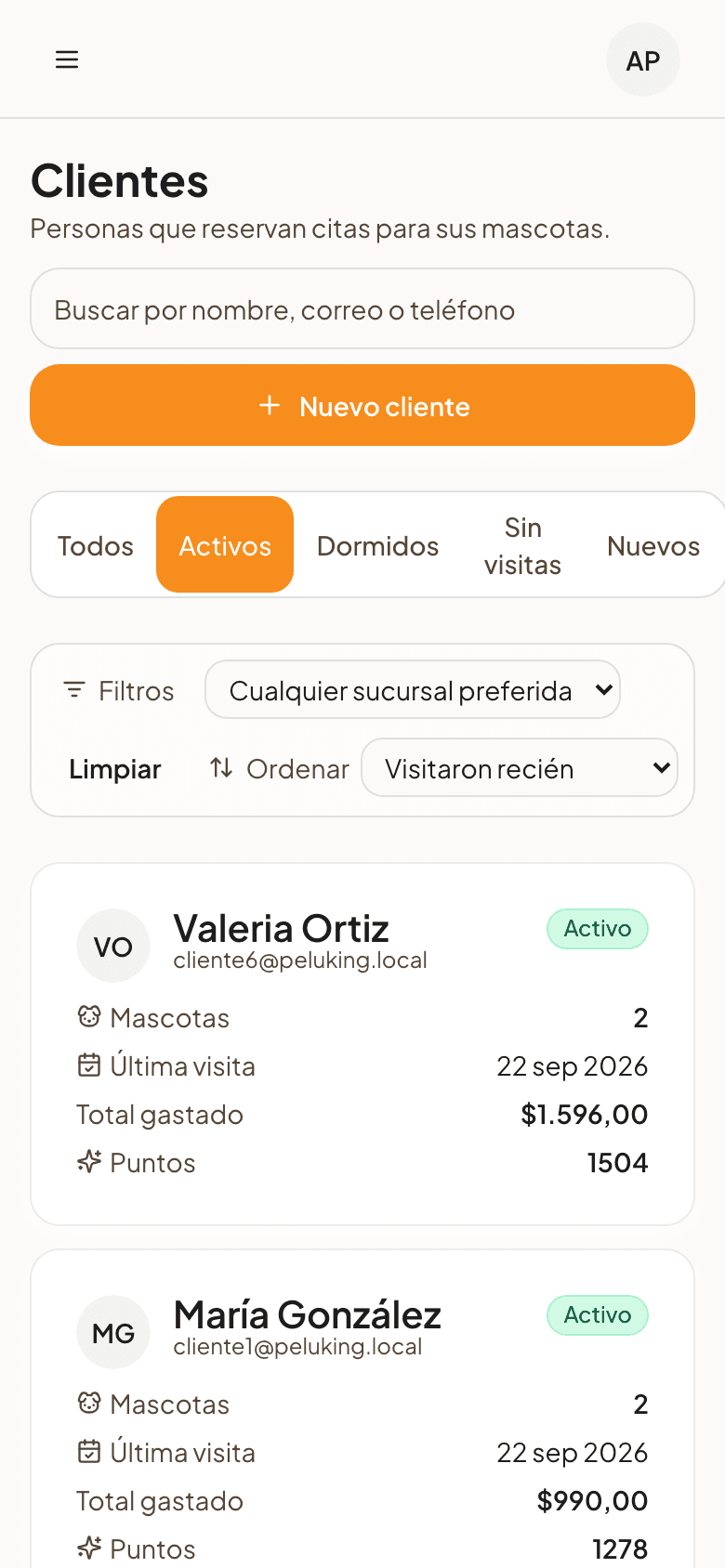 Clientes activos con sus mascotas, última visita, total gastado y puntos acumulados, en tarjetas para el celular.