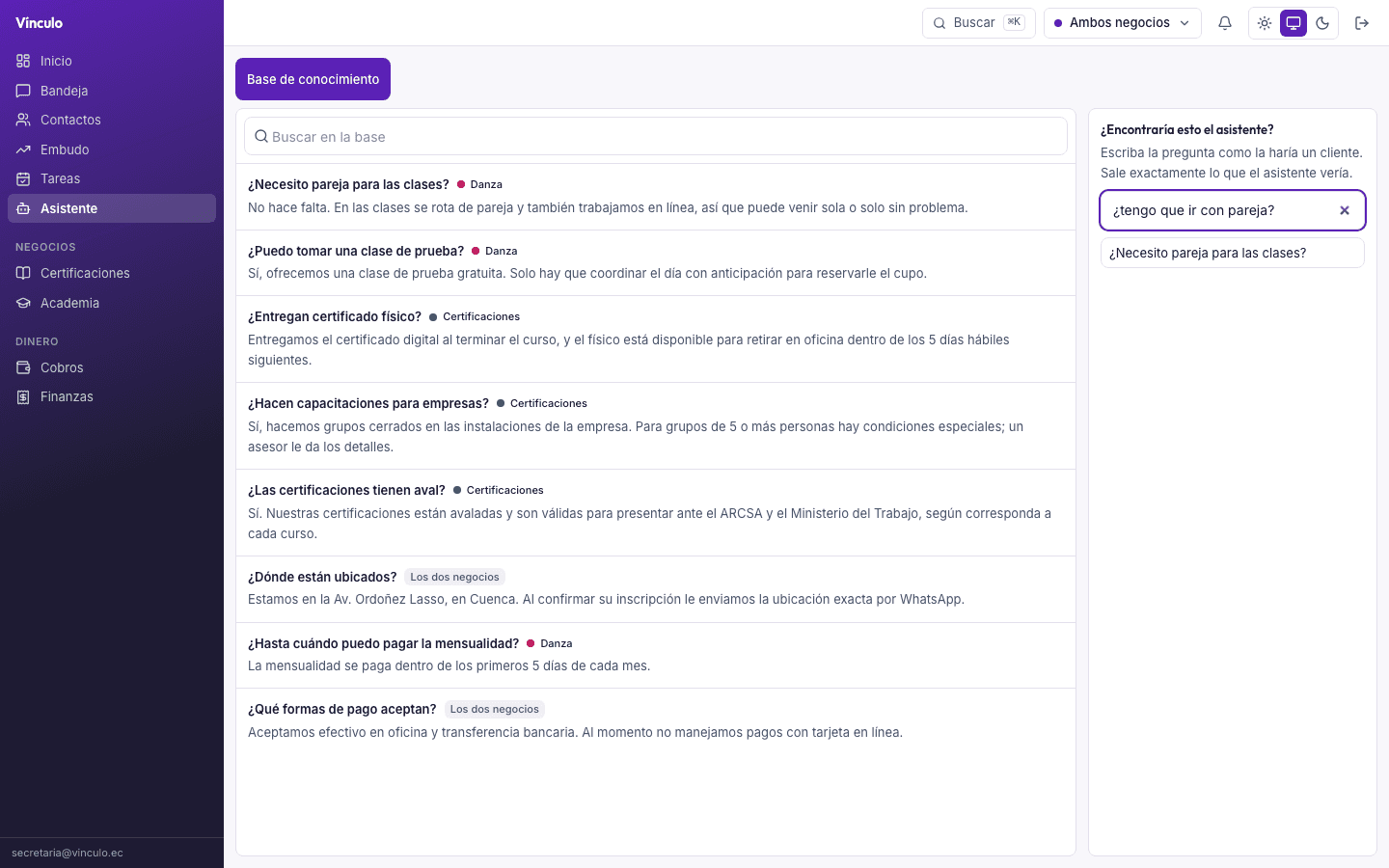 Lo que sabe el asistente se edita como un documento, y al lado se prueba si encontraría la respuesta a una pregunta escrita como la haría un cliente.