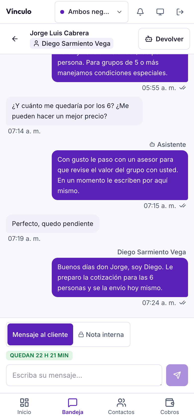 La misma conversación desde el celular: la secretaria atiende mientras está en el mostrador.