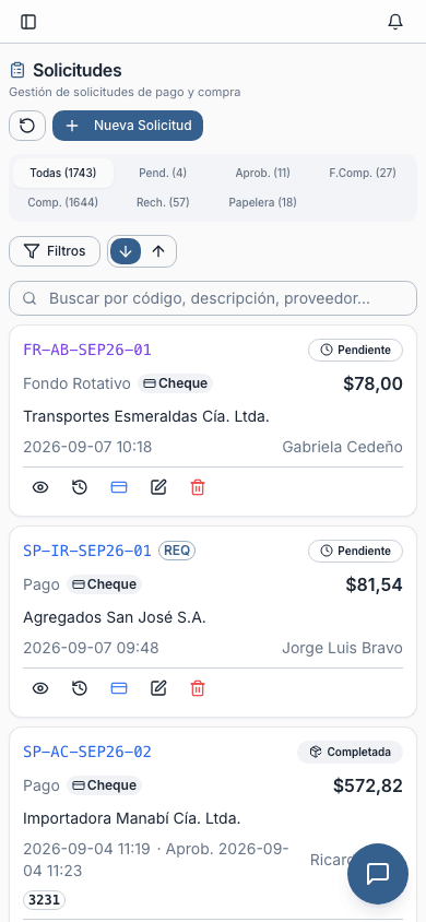 En el celular, el personal de campo revisa y crea solicitudes sin ir a la oficina.